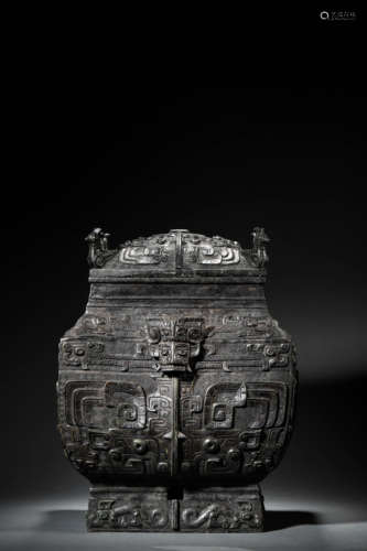 A Bronze Square Yi Vessel