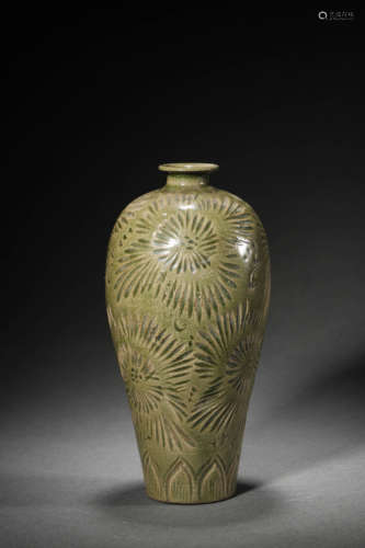 A Yaozhou Kiln Incised Flower Meiping Vase