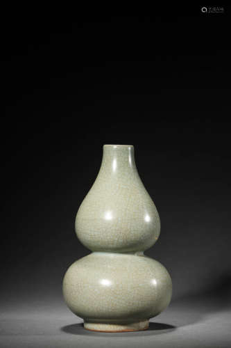 A Ge-Type double-gourds vase