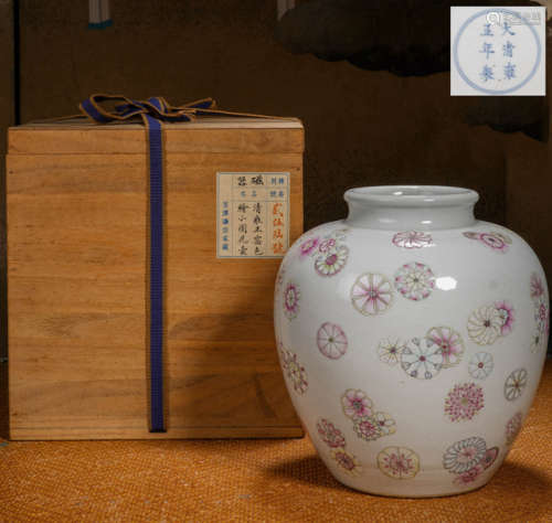 Flower patterned porcelain jar Chinese Qing Dynasty