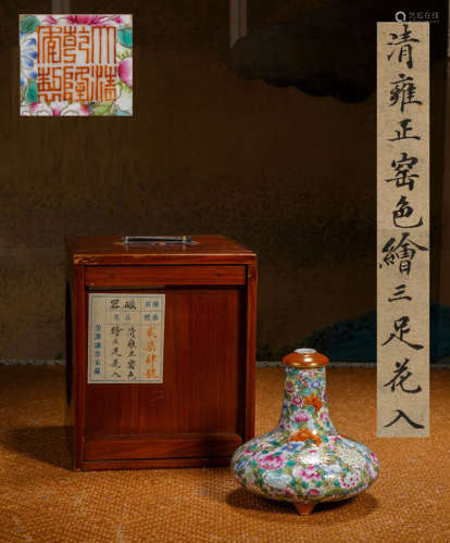 Colorful vases depicting flowers Chinese Qing Dynasty