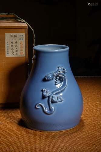 Dragon patterned porcelain vase Chinese Qing Dynasty