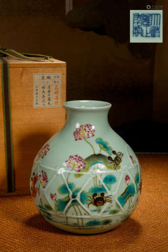 Crab patterned porcelain vase Chinese Qing Dynasty