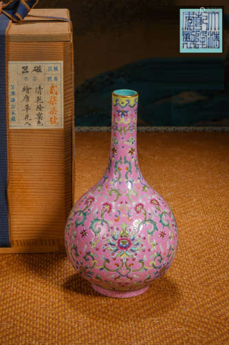 A long bottle with pink patterns Chinese Qing Dynasty