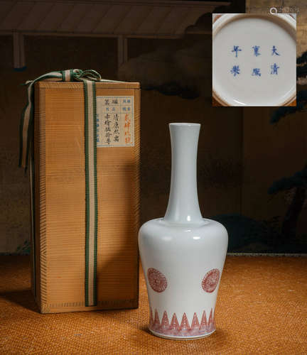 Red patterned small bottle Chinese Qing Dynasty