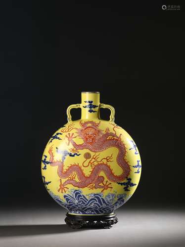 Color vase with dragon pattern Chinese Qing Dynasty