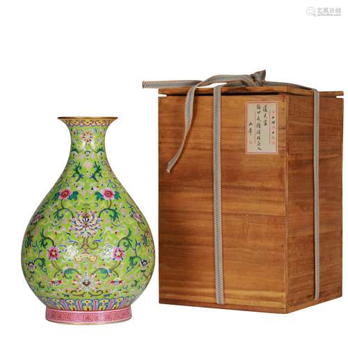 Vase with colorful flower pattern Chinese Qing Dynasty