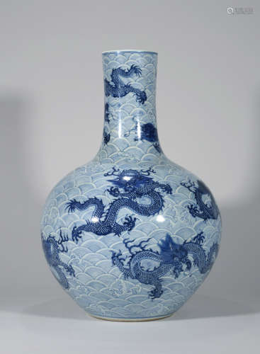Vase with blue and white dragon pattern Chinese Qing Dynasty