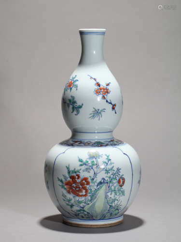 Peony pattern gourd shaped bottle from the Chinese Qing Dyna...