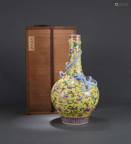 Color bottle with dragon pattern Chinese Qing Dynasty