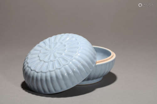 Blue chrysanthemum shaped box Chinese Qing Dynasty