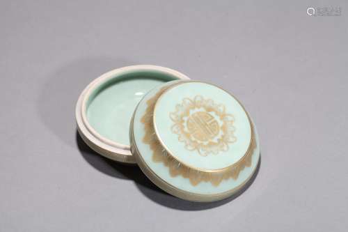 Bat and longevity porcelain box Chinese Qing Dynasty