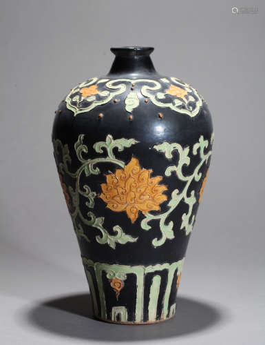 Peony pattern vase Chinese Ming Dynasty