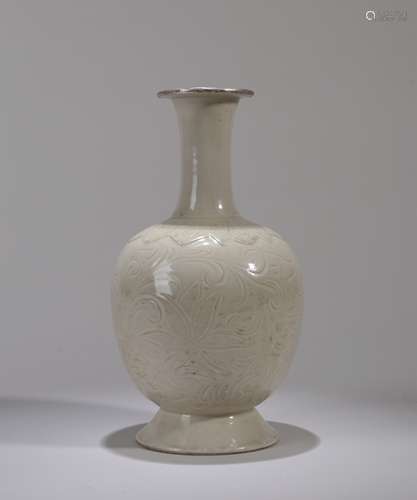 Peony white porcelain vase of Song Dynasty China