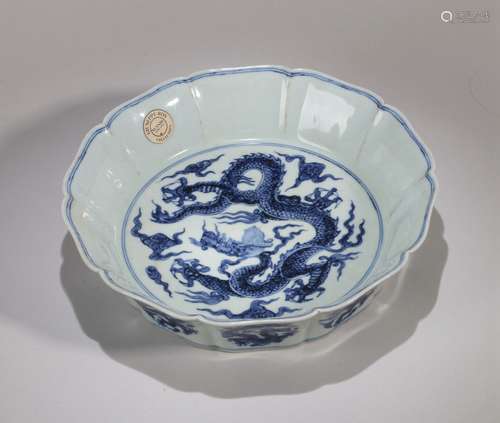 Blue and white dragon pattern pen wash Chinese Ming Dynasty