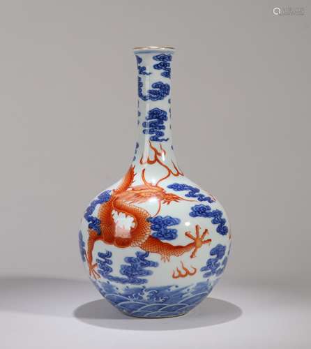 Blue and white dragon patterned bottle Chinese Qing Dynasty