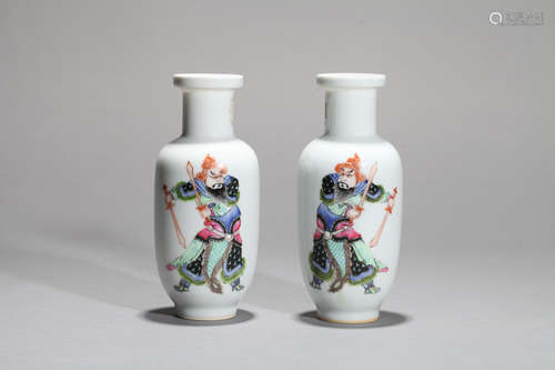 A pair of porcelain vases decorated with hero patterns