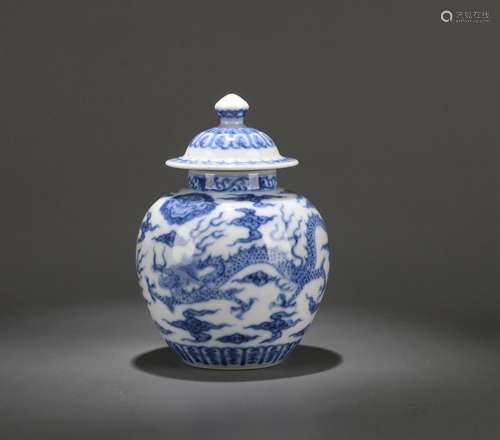 Blue and white dragon patterned jar Qing Dynasty