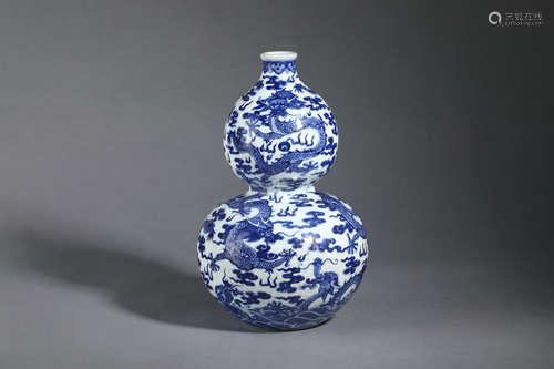 Blue and white dragon patterned gourd vase Chinese Qing Dyna...