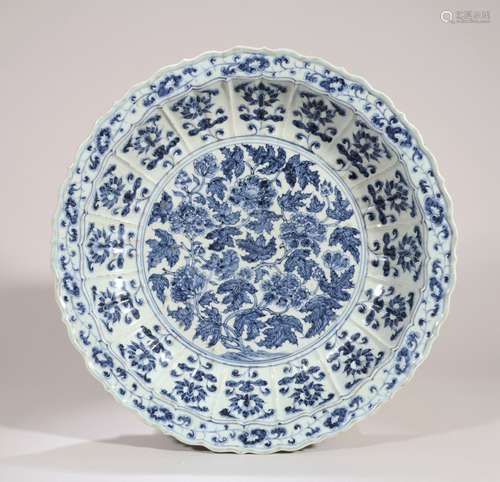 Blue and white floral pattern large plate Chinese Ming Dynas...