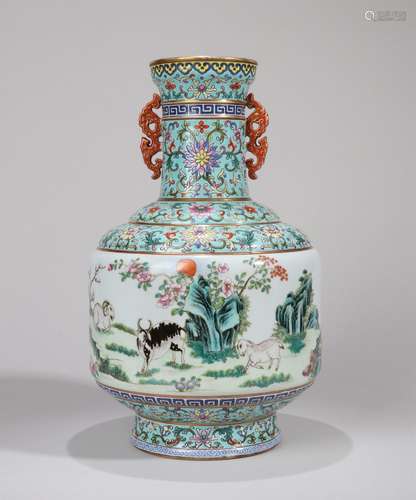 Green animal patterned bottle Qing Dynasty