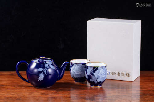 香蘭社蓝釉白玫瑰纹茶具一壶二杯