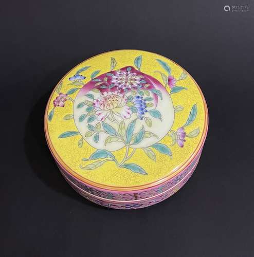 Famille Rose Peach with Flower Pattern Porcelain Lid Box