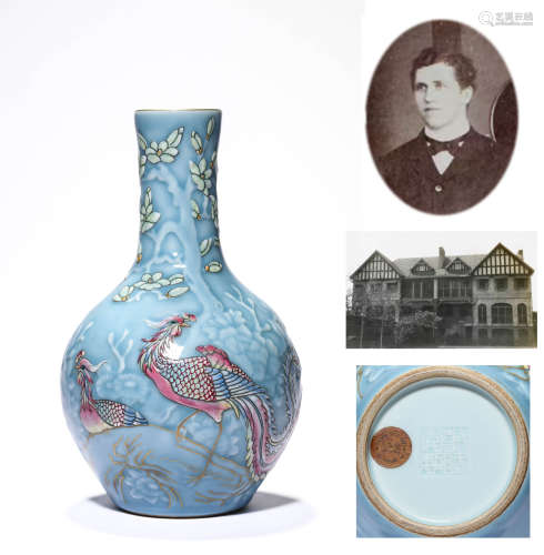 A Porcelain Celadon-Glazed Vase