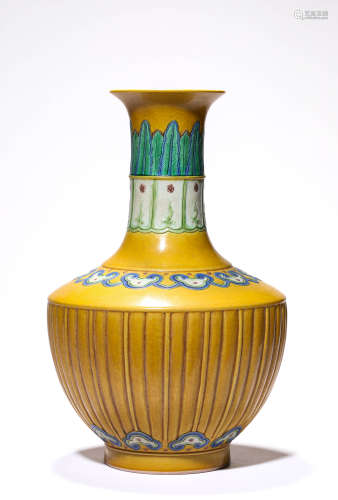 A Porcelain Yellow-Glazed Lobed Vase