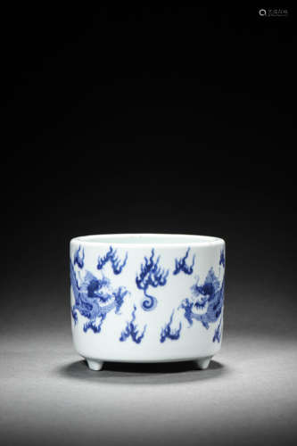 A BLUE AND WHITE DRAGON CLOUD TRIPOD CENSER