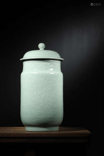 AN INCISED CELADON-GLAZED 'LOTUS' JAR WITH COVER