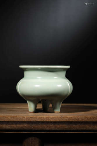 A LONGQUAN CELADON TRIPODS CENSER