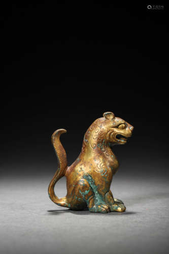 A GILT BRONZE MYTHICAL BEAST ORNAMENT