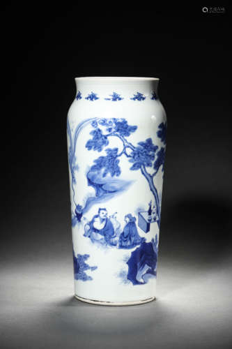 A BLUE AND WHITE INTERLOCKING FLOWER SLEEVE VASE