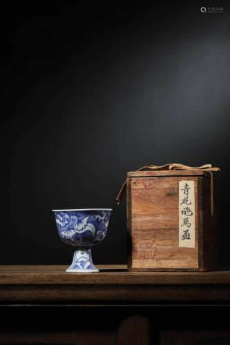 A BLUE AND WHITE 'DRAGON' STEM CUP, XUANDE MARK