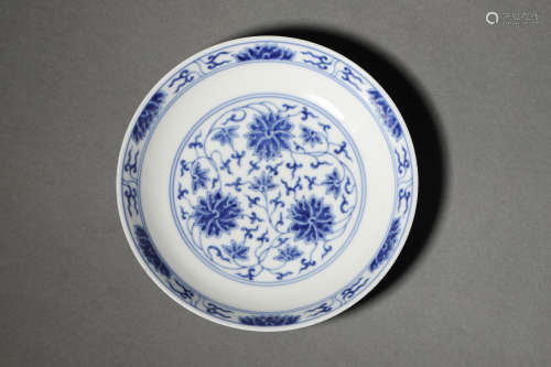 A BLUE AND WHITE INTERLOCKING LOTUS PLATE, DAOGUANG MARK