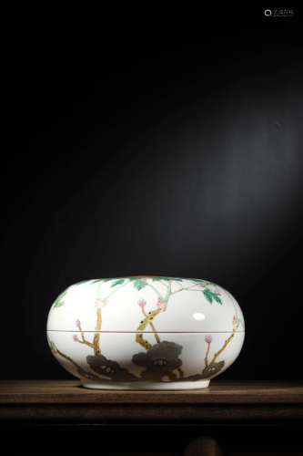 A FAMILLE ROSE PEONY CIRCULAR BOX AND COVER, GUANGXU MARK