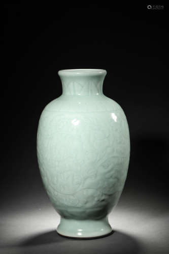 A CELADON GLAZED INCISED FLOWER VASE