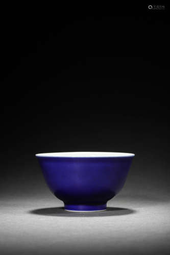A MONOCHROME BLUE GLAZE CUP