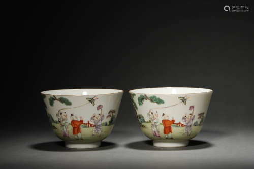 A PAIR OF FAILLE ROSE BOYS PLAYING CUPS, TUISITANG MARK