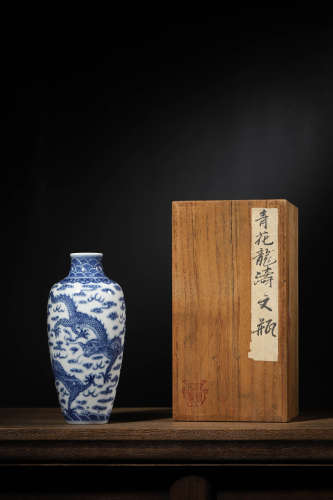 A BLUE AND WHITE 'DRAGON' VASE, DAOGUANG MARK