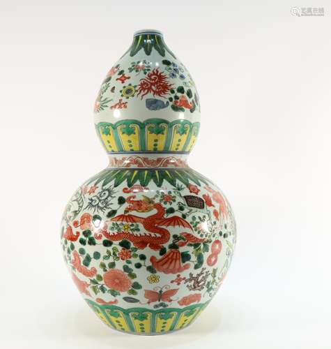 Wucai Drawing Dragon and Flower Pattern Porcelain Gourd Vase