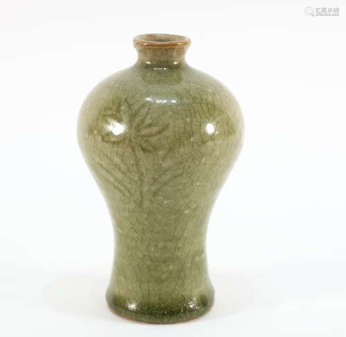 Green Base Drawing Flower Pattern Porcelain Vase