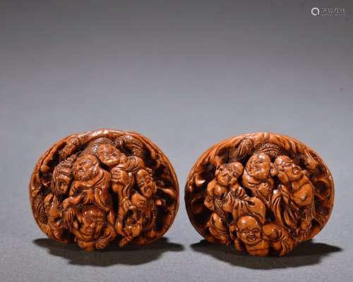 Pair of Nut Carved Eighteen Arhats Pattern Ornament