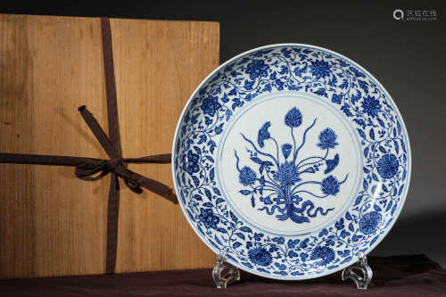 A BLUE AND WHITE BUNCH OF LOTUS PATTERN PLATE
