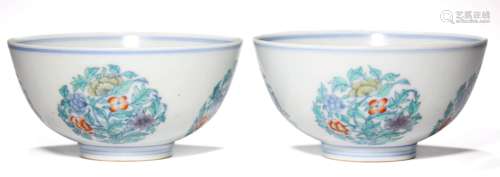 A PAIR OF DOUCAI FLOWER MEDALLION BOWLS