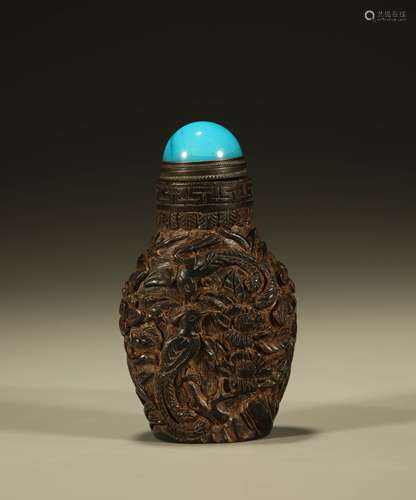 AN ALOESWOOD SNUFF BOTTLE