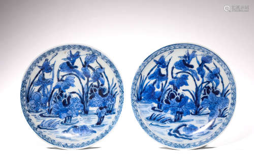 A PAIR OF BLUE AND WHITE FLOWER AND BIRD DISHES