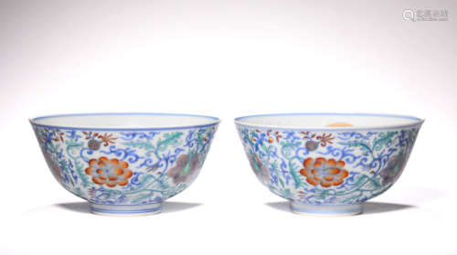 A PAIR OF DOUCAI FLORAL BOWLS