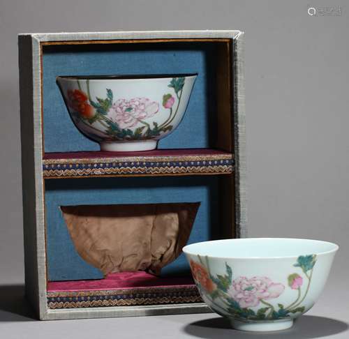 A PAIR OF FAMILLE ROSE FLORAL BOWLS